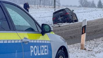 Pkw im Graben, Lkw rutscht von Brücke – mehrere Unfälle in Seevetal