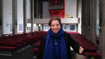 tränen und konfetti: bente küster verabschiedet sich als pastorin