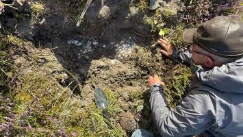 Kuriose Idee: Warum vergräbt ein Hamburger Künstler denn seine Bilder?