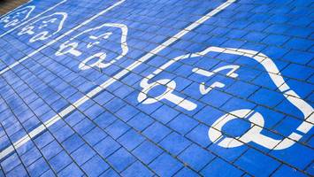 analyse zeigt drastische preissteigerung bei versicherung für e-autos