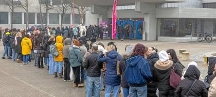 „Mädchen-Flohmarkt“ in Augsburg erlebt Ansturm – lange Wartezeiten am Eingang