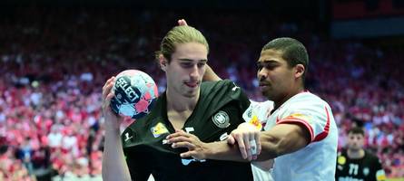 Pleite gegen Dänemark: Handballer zittern ums EM-Halbfinale