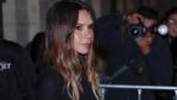 Leute: Victoria Beckham in Paris geehrt – Sohn Brooklyn fehlt