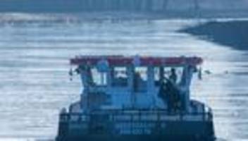 schiffsverkehr eingeschränkt: wegen eis: kein durchkommen für schiffe bei geesthacht