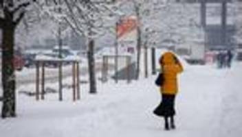 Schnee auf den Bäumen: Nürnberg und Würzburg schließen Friedhöfe