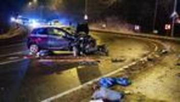 Unfall: Autos stoßen frontal zusammen - mehrere Schwerverletzte