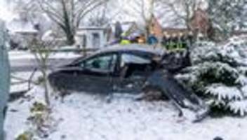 Unfall auf Bahngleisen: Auto kollidiert mit Zug - verletzter Fahrer läuft weg