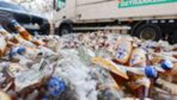 Unfälle: Lastwagen verliert rund 240 Getränkekästen auf Bundesstraße