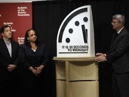 forscher warnen vor katastrophe: zeiger der weltuntergangsuhr springt vier sekunden weiter