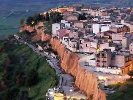 Hunderte Einwohner evakuiert: Italienische Stadt steht nach massivem Erdrutsch teilweise am Abgrund