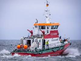 Schiff nicht manövrierfähig: Havarierter Autotransporter liegt nach Brand vor Borkum