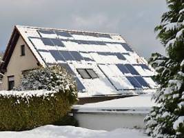Sicherheit geht vor: Sollte man den Schnee von der Solaranlage räumen?