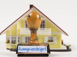 Zahlungsrückstände vermeiden: Immobilienkredit in Gefahr: Wann droht die Zwangsversteigerung?