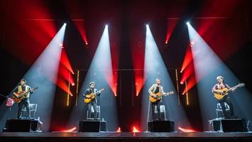 40 fingers: vier saitengötter erobern die herzen der berliner