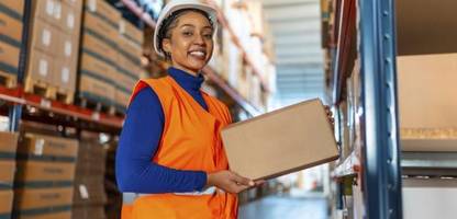 Arbeitsmarkt: Überqualifikation bei jungen Frauen und Menschen mit Migrationshintergrund weit verbreitet