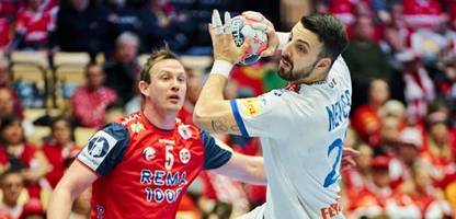 Handball-EM: Portugals Miguel Neves spioniert auf dem Spielfeld mit dem Tablet den Gegner aus