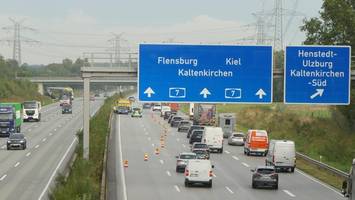 Brückenwurf auf A7: Gegenstand durchschlägt Panorama-Glasdach