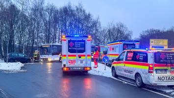 Frontalcrash: Bus rammt Kleinwagen auf Kreuzung am Dorfrand