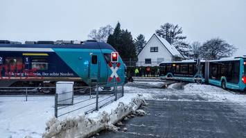 schulbus bleibt auf bahnübergang liegen – regionalexpress naht