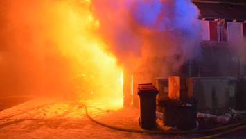 schuppenbrand in hamburg: defekt an e-ladestation löst feuer aus