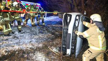 Schwerer Glätteunfall auf A23: VW Passat kippt bei Crash auf die Seite