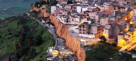 nach schwerem erdrutsch müssen mehr als 1500 menschen auf sizilien gerettet werden