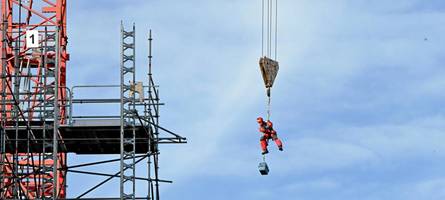 spektakuläre taubenrettung in augsburg: feuerwehrmann hängt an einem kran