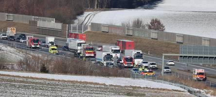 sperre auf autobahn a8 zwischen dasing und adelzhausen: unfall mit acht fahrzeugen