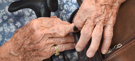 Tatort Supermarkt: Diebes-Duo stiehlt Handtasche einer 86-jährigen Seniorin