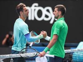 Gegner Musetti muss aufgeben: Djokovic liegt gnadenlos zurück, hat dann aber Verletzungsglück