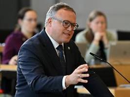 Voigt kündigt Klage an: Thüringer Ministerpräsident soll Doktortitel verlieren