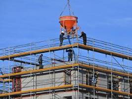 staatliche fördermilliarden: diw: erwartete bauwende lässt wohnungssuchende hoffen