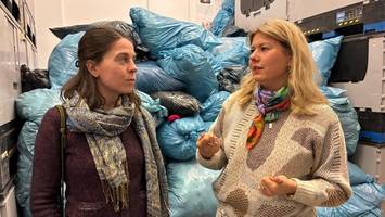 geld statt kleidung: textilhafen der stadtmission hat kaum noch platz