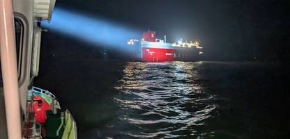 borkum: manövrierunfähiger frachter zurück zum hafen in emden geschleppt