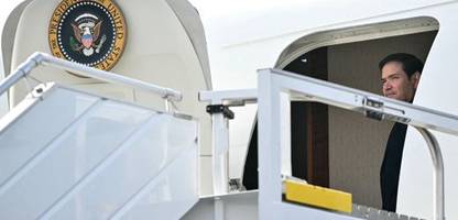 marco rubio versteckt sich vor donald trump, wenn er in der »air force one« schläft