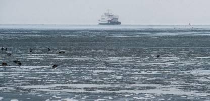 Ostsee: Eisschaden an Fähre – Eisbrecher versorgt Hiddensee
