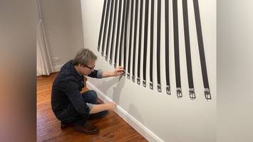 Kunst aus Klopapier und Gürteln: Diese Ausstellung ist schön abgefahren