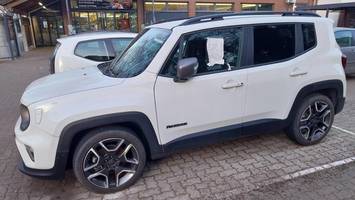 Mysteriöser Dauerparker: Jeep steht seit Monaten vor Barmbeker Supermarkt