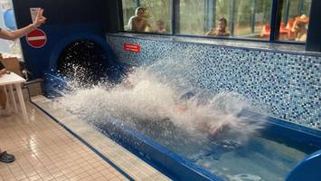 Rennrutschen im Freizeitbad – so streng ist das Reglement