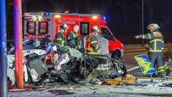 Trümmerfeld am Stadtpark: Frau rast gegen Laterne und wehrt sich gegen Rettung