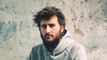 dieser musiker sieht aus wie ein rockstar, mag es aber lieber zart als hart