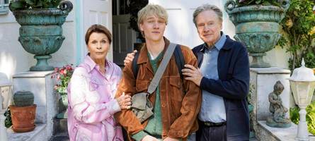 abschied und aufbruch und dazwischen ein glas whisky: so rührend ist der film ach, diese lücke, diese entsetzliche lücke