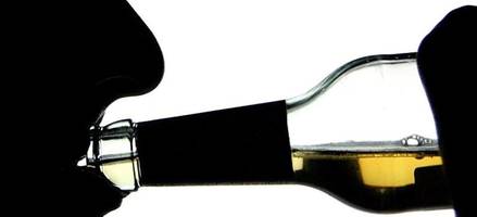 Kurioser Polizeieinsatz: Autofahrer trinkt Alkohol am Steuer und wird erwischt