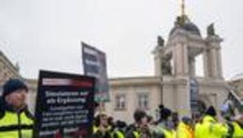 Demonstration vor Landtag: Fahrlehrer protestieren gegen Führerschein-Reformpläne