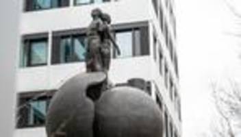 In Münchner Ausländerbehörde: Papiere gegen Geld - Ex-Behördenmitarbeiter verurteilt