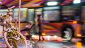 Verschneite Straßen: Glätte sorgt für Verspätungen und Ausfälle im Nahverkehr