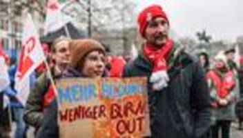 Öffentlicher Dienst: Tausende Beschäftigte demonstrieren für höhere Löhne an Schulen