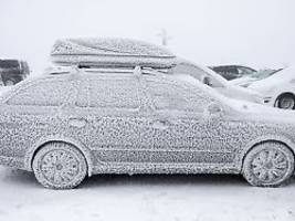 dos and don'ts: so wird das auto am besten von eis und schnee geräumt