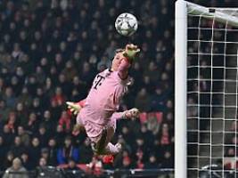 Trotz Superleistung gegen PSV: Jonas Urbig muss Tor des FC Bayern wieder verlassen