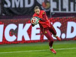 vorfall reflektiert: trotz diskriminierender aussage: dfb-torhüterin bleibt bei der nationalelf